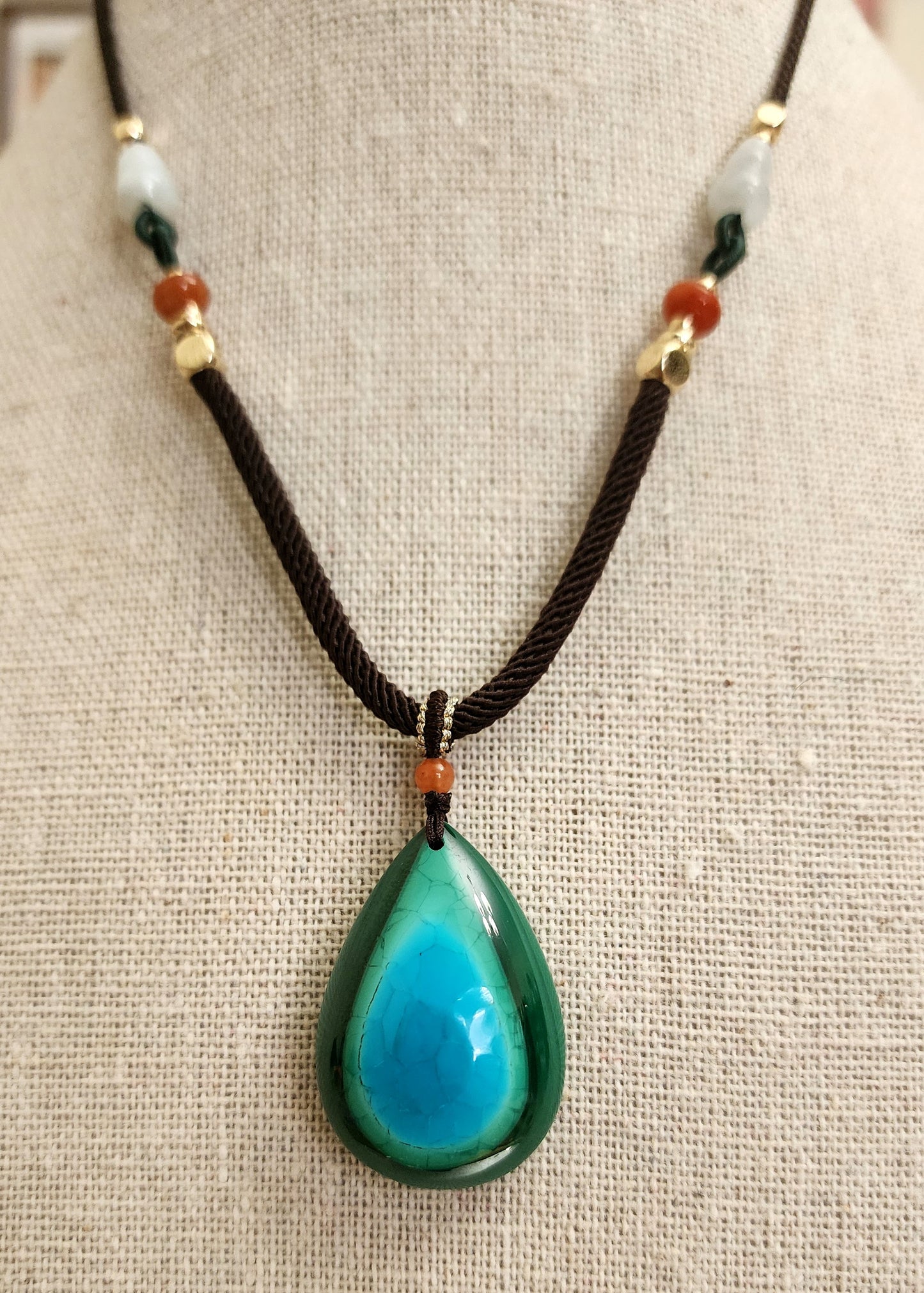 Malacholla Teardrop Pendant Necklace