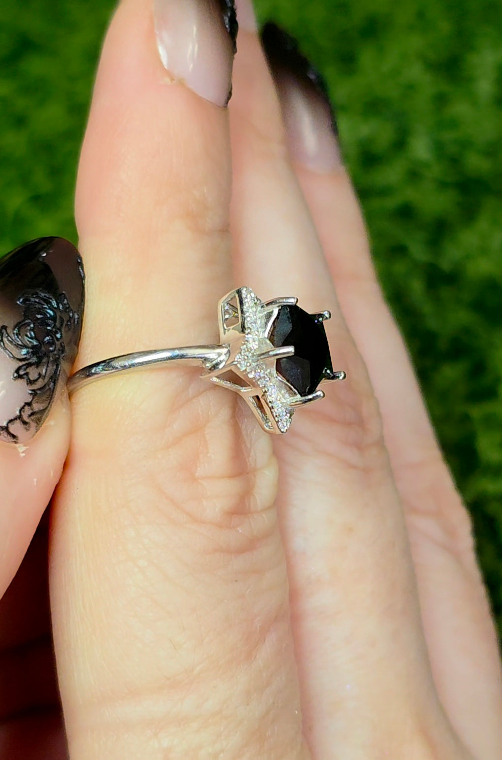 Black Spinel Star Ring