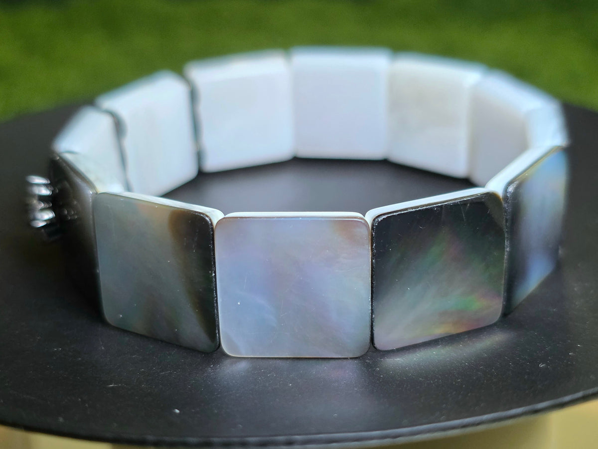 Iridescent Shell Stretch Bracelet