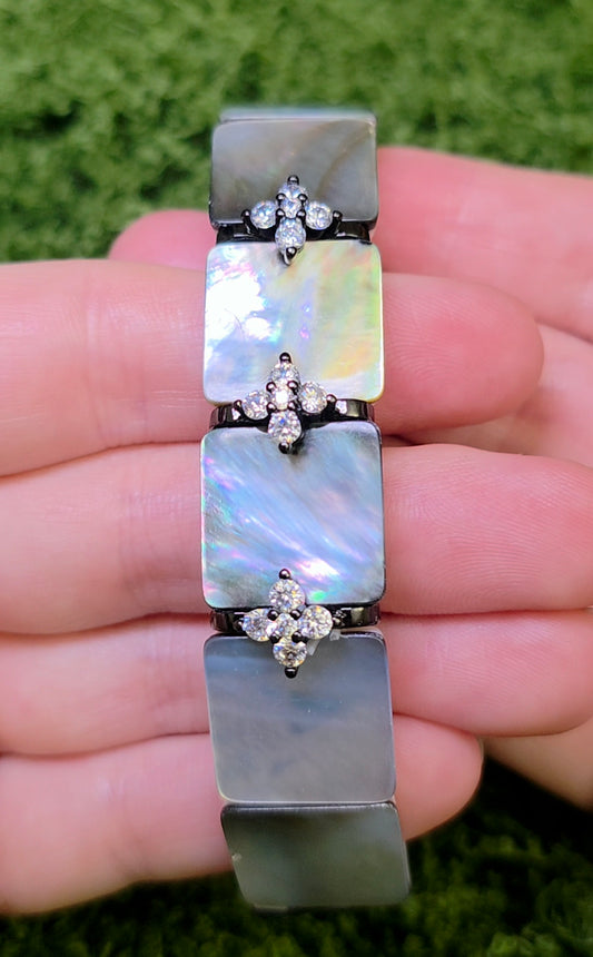 Iridescent Shell Stretch Bracelet